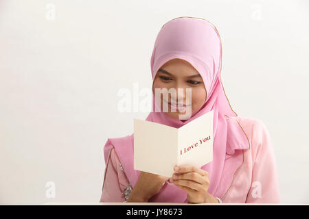 Donna malay con tudung holding ti amo biglietto di auguri Foto Stock