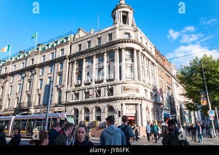 La Grand Central Bar su O'Connell Street Upper - un ex banca edificio con architettura pregevole patrimonio storico Foto Stock