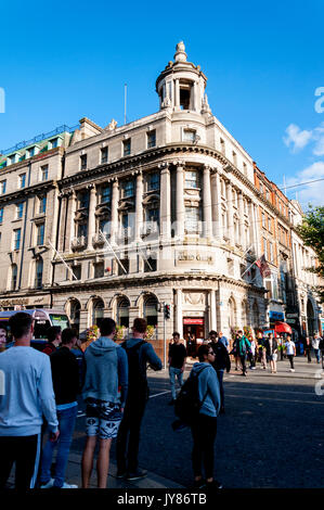 La Grand Central Bar su O'Connell Street Upper - un ex banca edificio con architettura pregevole patrimonio storico Foto Stock