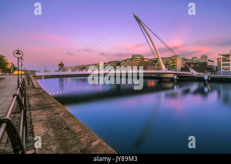 Il Samuel Beckett Bridge è un cavo-alloggiato ponte sopra il fiume Liffey nei Docklands di Dublino, Irlanda Foto Stock