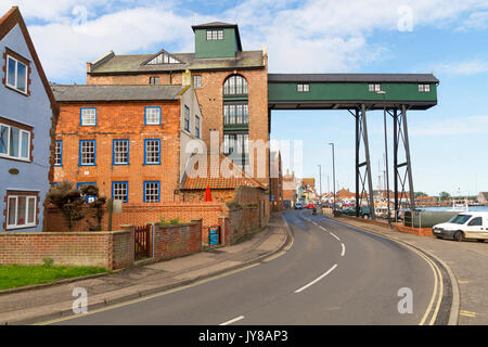 Edifici lungo il lungomare in pozzetti accanto il mare Norfolk Foto Stock