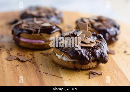 La cannella e sandwich di marshmallow cookies sormontato da cioccolato Foto Stock