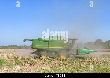 John Deere serie S550 macchina mietitrebbiatrice è il taglio di vecchi raccolti gli stocchi mais per preparare il campo per il prossimo anno di raccolto in una fattoria nel centro di Alabama, Stati Uniti d'America. Foto Stock