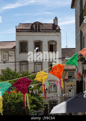 Colorato appese centrini in strada pubblica a Coimbra, Portogallo Foto Stock