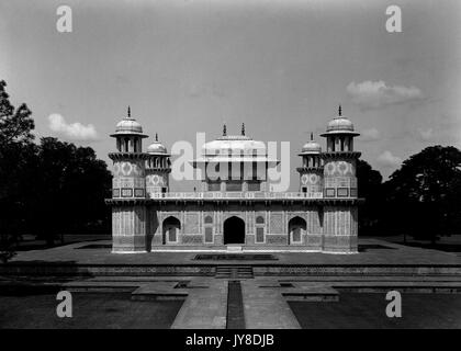 AJAXNETPHOTO. 2a gennaio, 1923. AGRA, INDIA. - La tomba di ITMAD-UD-DOWLAH. Foto:T.J.SPOONER COLL/AJAX VINTAGE PICTURE LIBRARY REF; 19220201 1018 Foto Stock