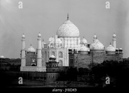 AJAXNETPHOTO. 24dicembre, 1922. AGRA, INDIA. - TAJ MAHAL DA SAHURHUAU, AGRA, distanza di 1 miglio. Foto:T.J.SPOONER COLL/AJAX VINTAGE PICTURE LIBRARY REF; 19220201 PL36 Foto Stock