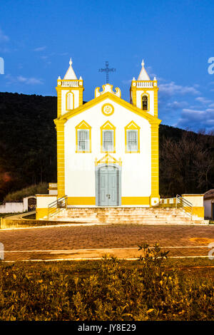 Nossa Senhora da Lapa Chiesa, fondata nel 1806 a Ribeirao da Ilha distretto, alla sera. Florianopolis, Santa Catarina, Brasile. Foto Stock