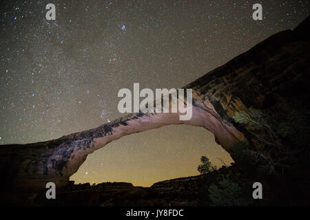 Natural Bridges State Park, Utah, Stati Uniti d'America. Ponte Owachomo sotto uno spettacolare cielo notturno. Foto Stock