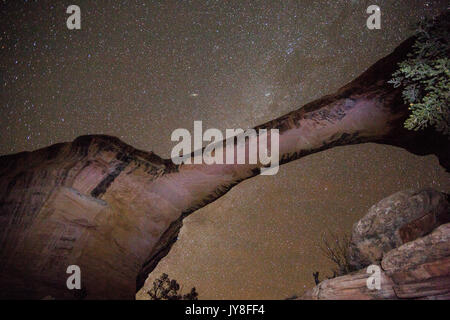 Natural Bridges State Park, Utah, Stati Uniti d'America. Ponte Owachomo sotto uno spettacolare cielo notturno. Foto Stock