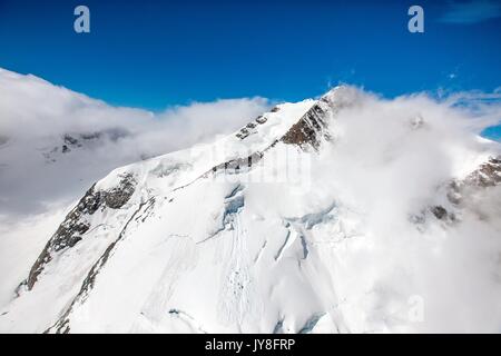 Vista aerea del Pizzo Bernina coperta di nebbia Engadina Svizzera Europa Foto Stock