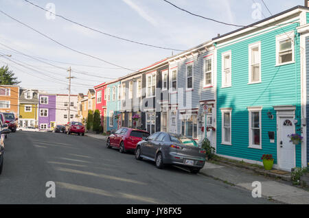 Nella sezione di centro di St. John's Newfoundland noto come la batteria, ci sono strade con colorate case a schiera noto come jelly bean House Foto Stock