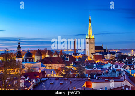 Vista panoramica di Tallinn la città vecchia dalla Kohtuotsa piattaforma di osservazione, Tallinn, Estonia Foto Stock