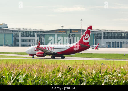 AirBerlin piano nella parte anteriore del Lufthansa hangar presso l'aeroporto di Stoccarda Foto Stock