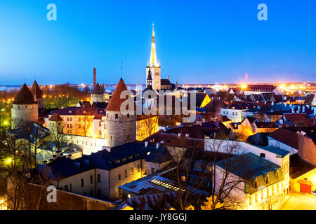 Vista panoramica di Tallinn la città vecchia dalla Piiskopi piattaforma di osservazione, Tallinn, Estonia Foto Stock