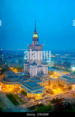 Vista panoramica del Palazzo della Cultura e della Scienza dal bar sul tetto Panorama Skybar, Varsavia, Polonia Foto Stock