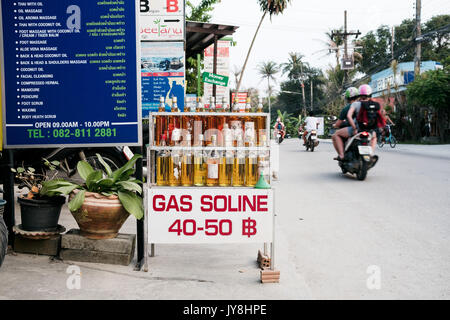 Ko Pha Ngan, Tailandia - 15 Marzo 2017. Un piccolo negozio sulla Ko Pha Ngan isola vendono bottiglie di benzina. Foto Stock
