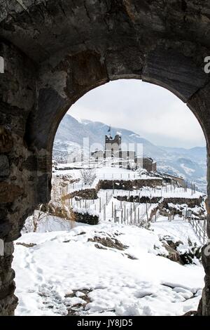 Vista della torre est di Castel Grumello da West Tower. Montagna in Valtellina Valtellina, Lombardia, Italia Europa Foto Stock