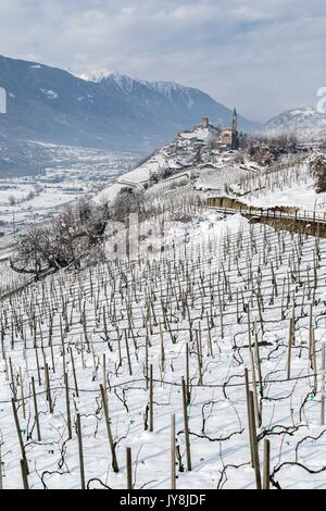 Chiesa di San Antonio Abate e Castel Grumello d'inverno. Montagna Valtellina, Lombardia, Italia Europa Foto Stock