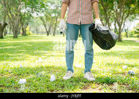 Immagine ritagliata di un uomo con le bottiglie di vetro e scomparto borsa Foto Stock