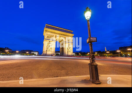 Place Charles de Gaulle durante la notte illuminata con Arc de Triomph Foto Stock