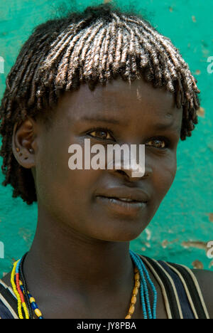 Themay Girl, Themay tribù Village, Valle dell'Omo, Etiopia, ritratto, persona, una tribù, tribale, indigeni, popoli, Southern, etnica, rurale, locale, t Foto Stock