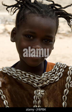 Themay girl, Themay tribù Village, Valle dell'Omo, Etiopia, ritratto, persona, una tribù, tribale, indigeni, popoli, Southern, etnica, rurale, locale, t Foto Stock