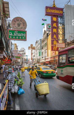 Quartiere Chinatown con il suo tipico traffico sul Thanon Yaowarat Road, Bangkok, Thailandia Foto Stock