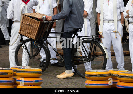 Uomo in zoccoli rides tradizionale bicicletta olandese al formaggio Edam mercato, Paesi Bassi Foto Stock