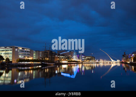 Blu elettrico notte su Dublino del fiume Liffey e Samuel Beckett Bridge, Convention Center. Foto Stock
