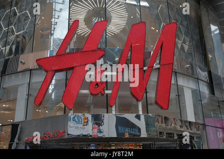 New York, Stati Uniti d'America - 8 luglio 2017. H&M flagship store in Times Square a New York, Stati Uniti d'America. Il Times Square è uno dei più visitati al mondo e le attrazioni di una delle più affollate intersezioni. Foto Stock