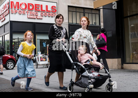 New York, Stati Uniti d'America - 12 luglio 2017. Gli ebrei ortodossi di Brooklyn. Foto Stock