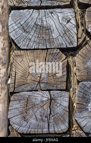 Vecchia traversina incrinato Texture di legno sfondo ad alto contrasto Foto Stock
