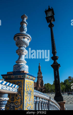 Lampione e i dettagli di un edificio decorato di Plaza de Espana, la più famosa piazza di Siviglia costruito nel 1928 per l'esposizione Ibero-America Foto Stock