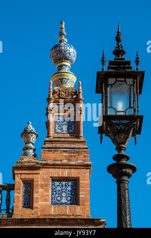 Lampione e i dettagli di un edificio decorato di Plaza de Espana, la più famosa piazza di Siviglia costruito nel 1928 per l'esposizione Ibero-americana Foto Stock