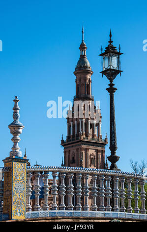 Lampione e i dettagli di un edificio decorato di Plaza de Espana, la più famosa piazza di Siviglia costruito nel 1928 per l'esposizione Ibero-America Foto Stock