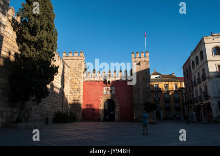 Spagna: la facciata dell'Alcazar di Siviglia, il palazzo reale sviluppato da moresco re musulmano, straordinario esempio di architettura Mudejar Foto Stock