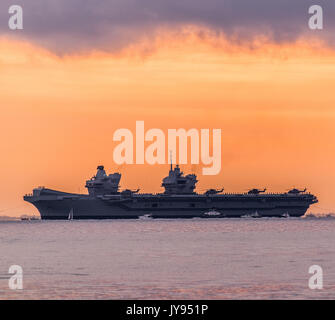 HMS Queen Elizabeth saing nel Solent Foto Stock