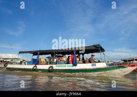 Can Tho, Viet Nam- 24 maggio: affollato atmosfera a cai rang mercato galleggiante, gruppo di persone con attività di commercio sul mercato contadino del delta del Mekong, galleggiante o Foto Stock