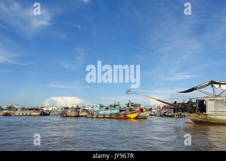 Can Tho, Viet Nam- 24 maggio: affollato atmosfera a cai rang mercato galleggiante, gruppo di persone con attività di commercio sul mercato contadino del delta del Mekong, galleggiante o Foto Stock