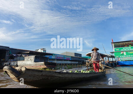 Can Tho, Viet Nam- 24 maggio: affollato atmosfera a cai rang mercato galleggiante, gruppo di persone con attività di commercio sul mercato contadino del delta del Mekong, galleggiante o Foto Stock