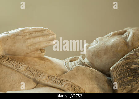 Scultura in marmo di una figura maschile, parte dell'Harrington tomba risalente al XVI secolo nella chiesa di San Pietro e San Paolo, Exton, Rutland, Inghilterra Foto Stock