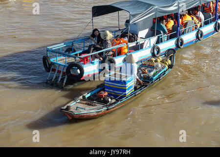 Can Tho, Viet Nam- 24 maggio: affollato atmosfera a cai rang mercato galleggiante, gruppo di persone con attività di commercio sul mercato contadino del delta del Mekong, galleggiante o Foto Stock