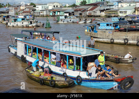 Can Tho, Viet Nam- 24 maggio: affollato atmosfera a cai rang mercato galleggiante, gruppo di persone con attività di commercio sul mercato contadino del delta del Mekong, galleggiante o Foto Stock