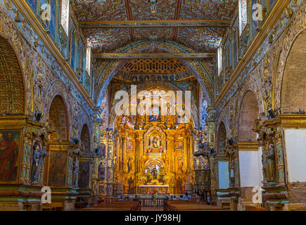 Lo stile barocco e foglia oro decorate altare della chiesa di San Francesco e il convento nel centro storico della città di Quito, Ecuador. Foto Stock