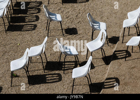 Non disposti bianco in plastica vuota sedie moderne Foto Stock