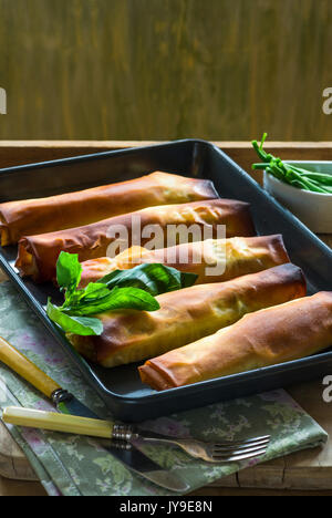 Salmone e basilico burro filo di pacchi con fagiolini Foto Stock