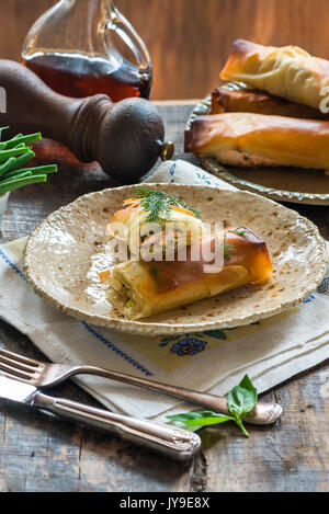 Salmone e basilico burro filo di pacchi con fagiolini Foto Stock