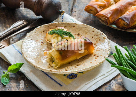 Salmone e basilico burro filo di pacchi con fagiolini Foto Stock