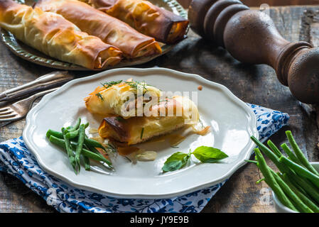 Salmone e basilico burro filo di pacchi con fagiolini Foto Stock