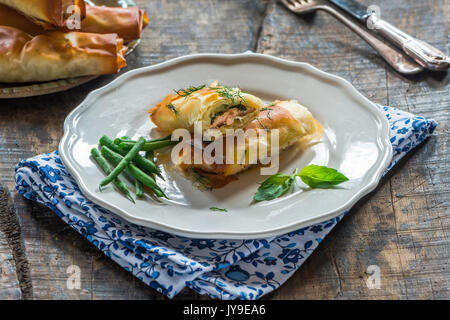 Salmone e basilico burro filo di pacchi con fagiolini Foto Stock